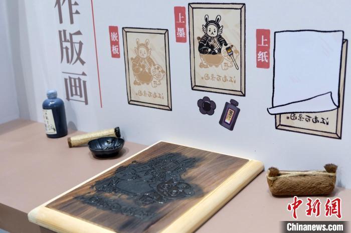 《江南百景图》雕版印刷体验。　　王笈 摄