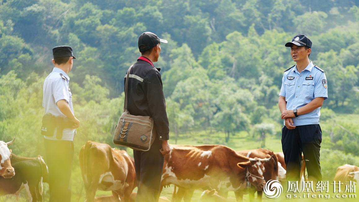 甘肃省天水市张家川县公安局马鹿派出所所长马明（右）和战友进入林区巡逻 张家川县公安局融媒体中心供图