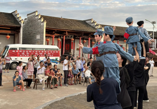 红色木偶剧团表演《送您一枝映山红》。范雪琴摄