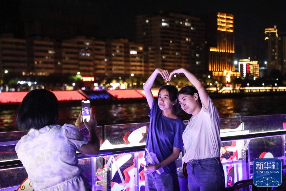 7月26日，在黄河兰州段，游客在船上拍照留念。
