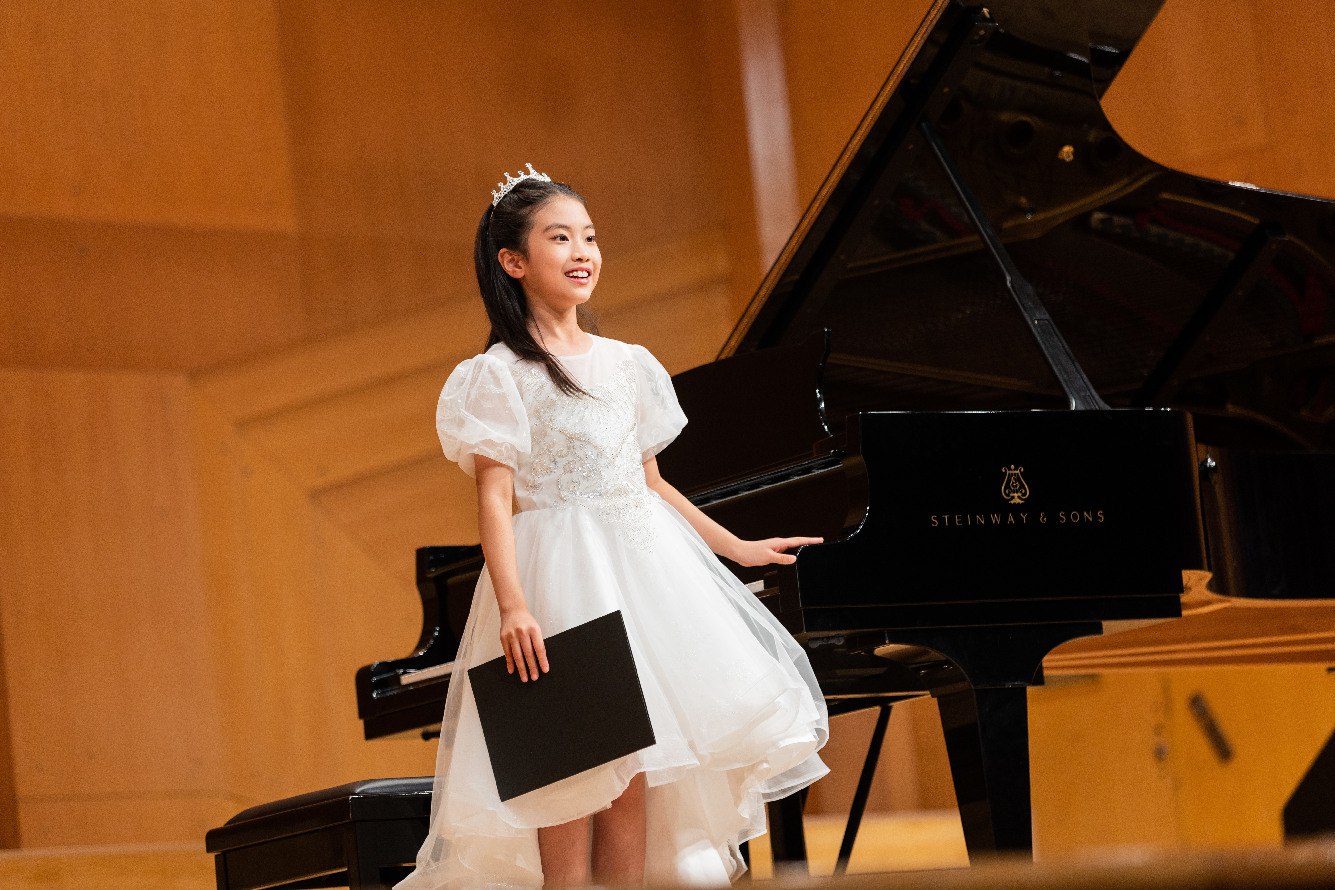 八岁钢琴独奏者涍桐在青岛音乐厅奏响青岛香港“双城印象”