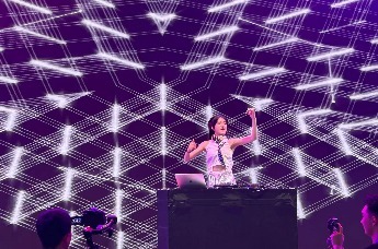 TCL华星展台美女DJ打碟 劲爆舞曲很带感