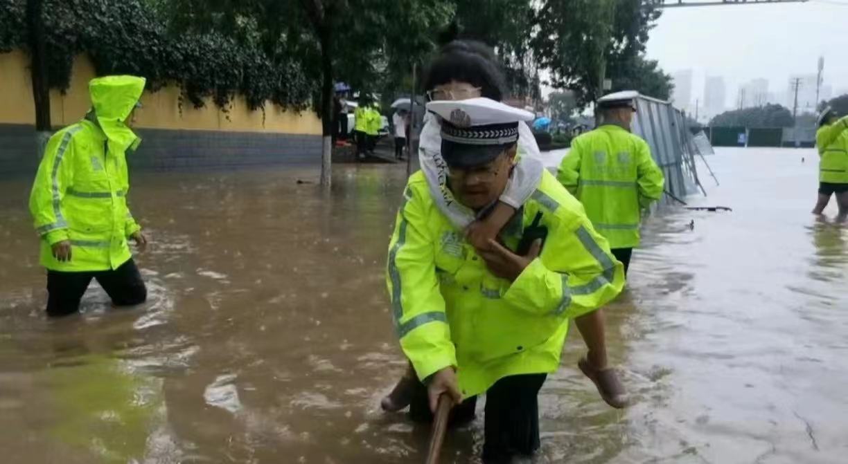 暴雨致12人被困车中 他们逆水前行……凤凰网甘肃_凤凰网