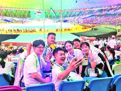 观众在开幕式现场拍照留念。本报记者 朱晓帆摄/光明图片