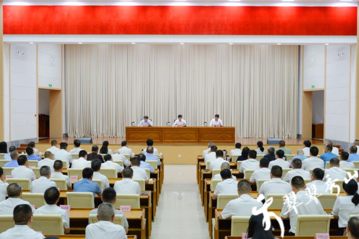 秀山召开干部大会 宣布市委有关任免决定