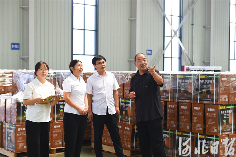 7月27日，临城县行政审批局工作人员在该县首批纳入承诺制管理的企业河北萌帮生物科技有限公司走访，了解企业经营过程中存在的问题和困难。