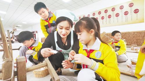 日前，孩子们在迁安市高引铺村小小绣娘手工坊体验纺织工艺。