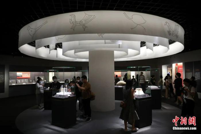 上海博物馆推出的“何以中国”系列第二展——“实证中国：崧泽&middot;良渚文明考古特展”上，各式展品吸引参观者。张亨伟 摄
