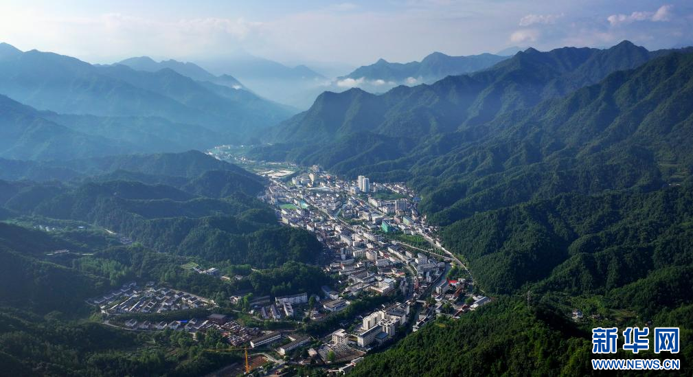 位于秦岭深处的陕西省汉中市留坝县城（7月25日摄，无人机照片）。