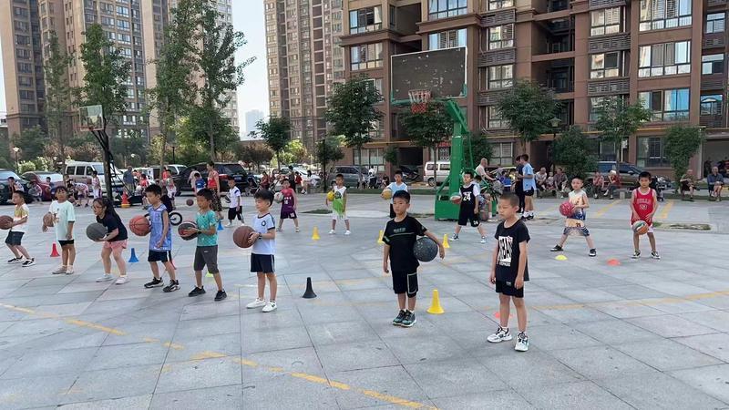 孩子们正在上篮球课