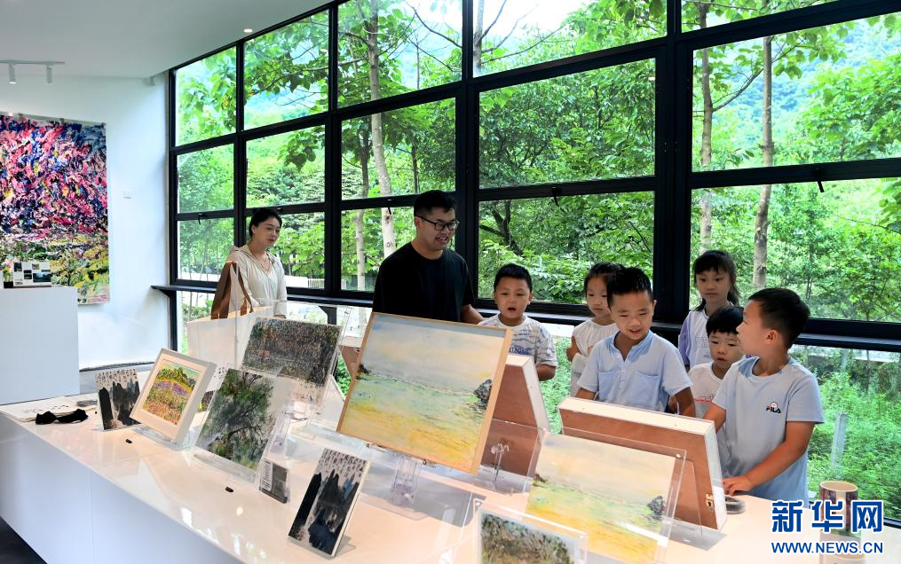 参加研学的小学员在陕西省汉中市留坝县小留坝村楼房沟玉双美术馆内参观（7月24日摄）。