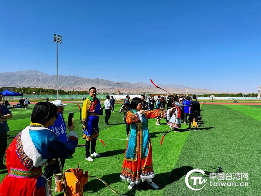 “丝路风采 如意甘肃”海峡两岸记者联合采访团来到肃北蒙古族自治县，体验蒙古族“男儿三艺”。（中国台湾网 李柏涛 摄）