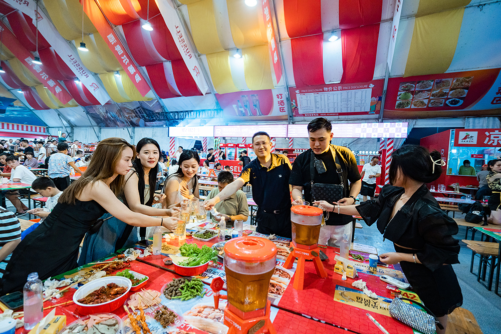 青岛国际啤酒节:加拿大罗赛尔啤酒大篷