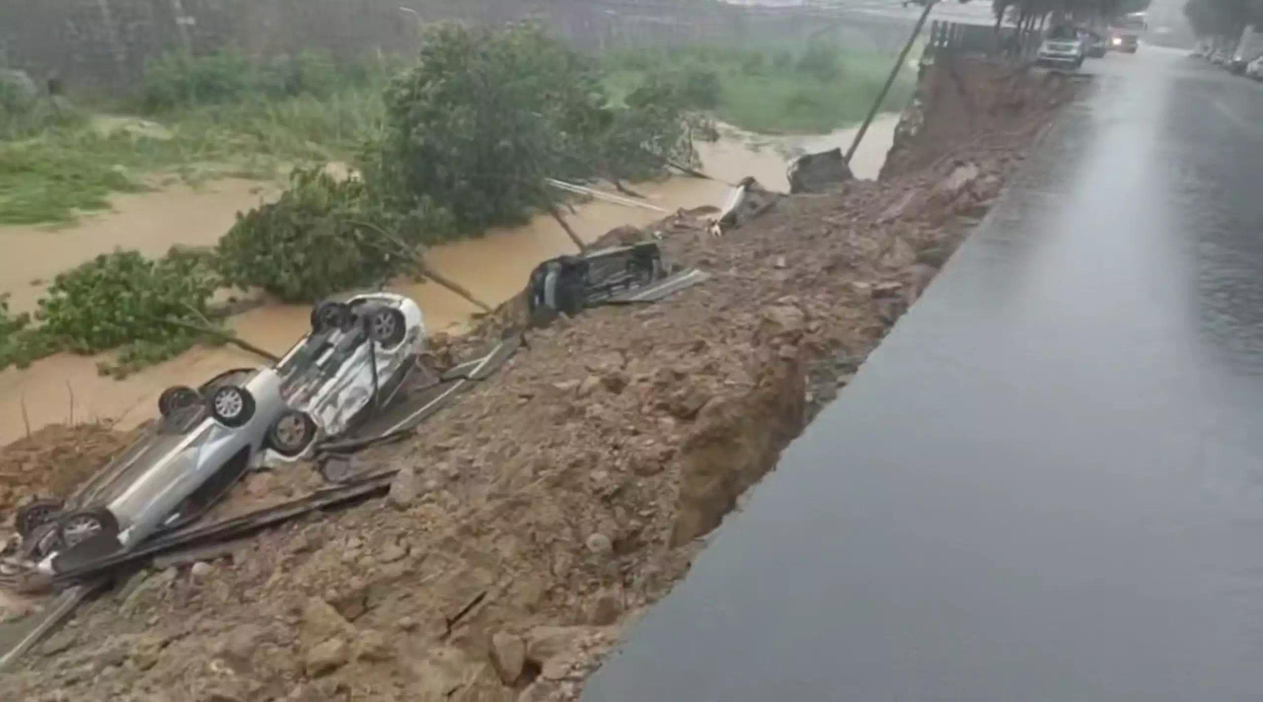 宁县城北河河岸边的道路塌陷造成停留在路边的车辆坠河 图/视频截图