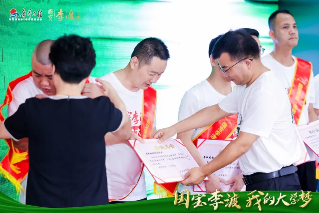 为各位“团长”颁发爱心助学捐款证书