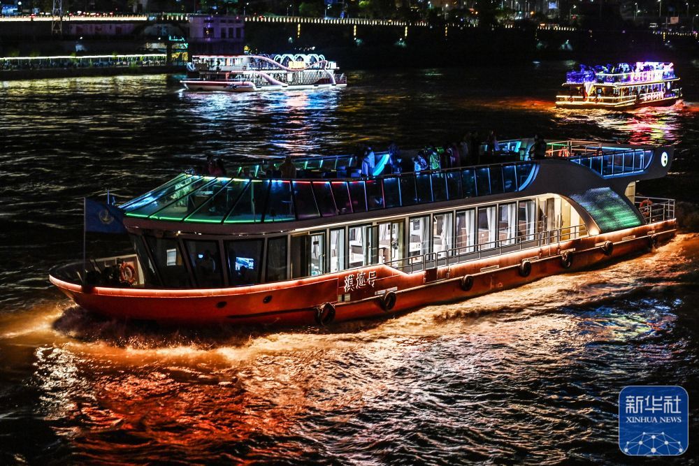 7月26日，兰州水运集团有限公司的游船行驶在黄河兰州段上。