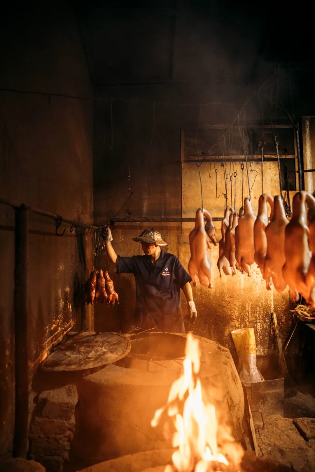 周國紅的烤鴨灶房保持著80年代的制作環(huán)境，這在其他地方已經(jīng)很難見到（攝影 蔡小川）