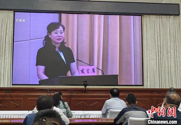 图为2022年8月19日，第十三届中国医师奖获得者吕玲作为医师代表在兰州医师节表彰会上发言。(资料图)甘肃省妇幼保健院供图