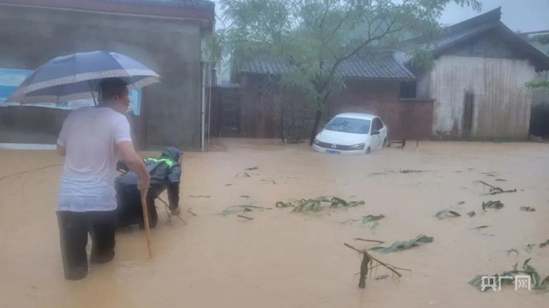 特大暴雨導(dǎo)致農(nóng)田及車輛被淹（圖片來源：隴南徽縣發(fā)布）