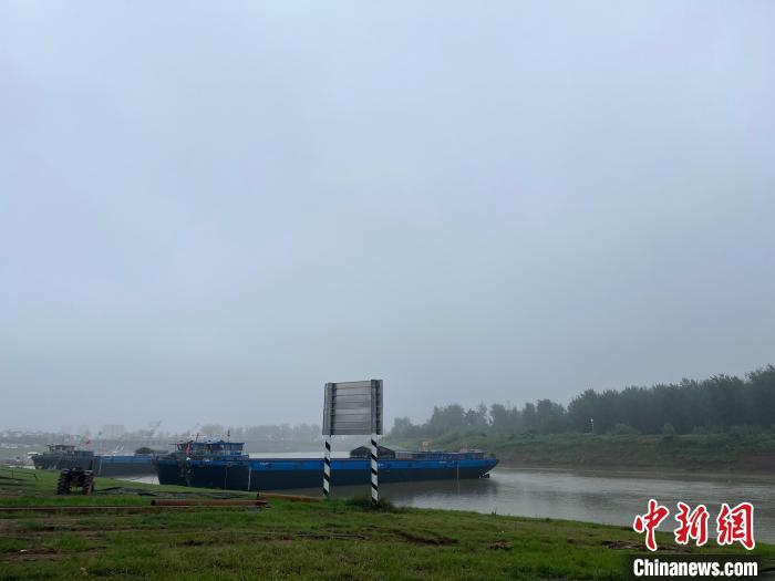 图为等待交付的船只。　　武海淑 摄