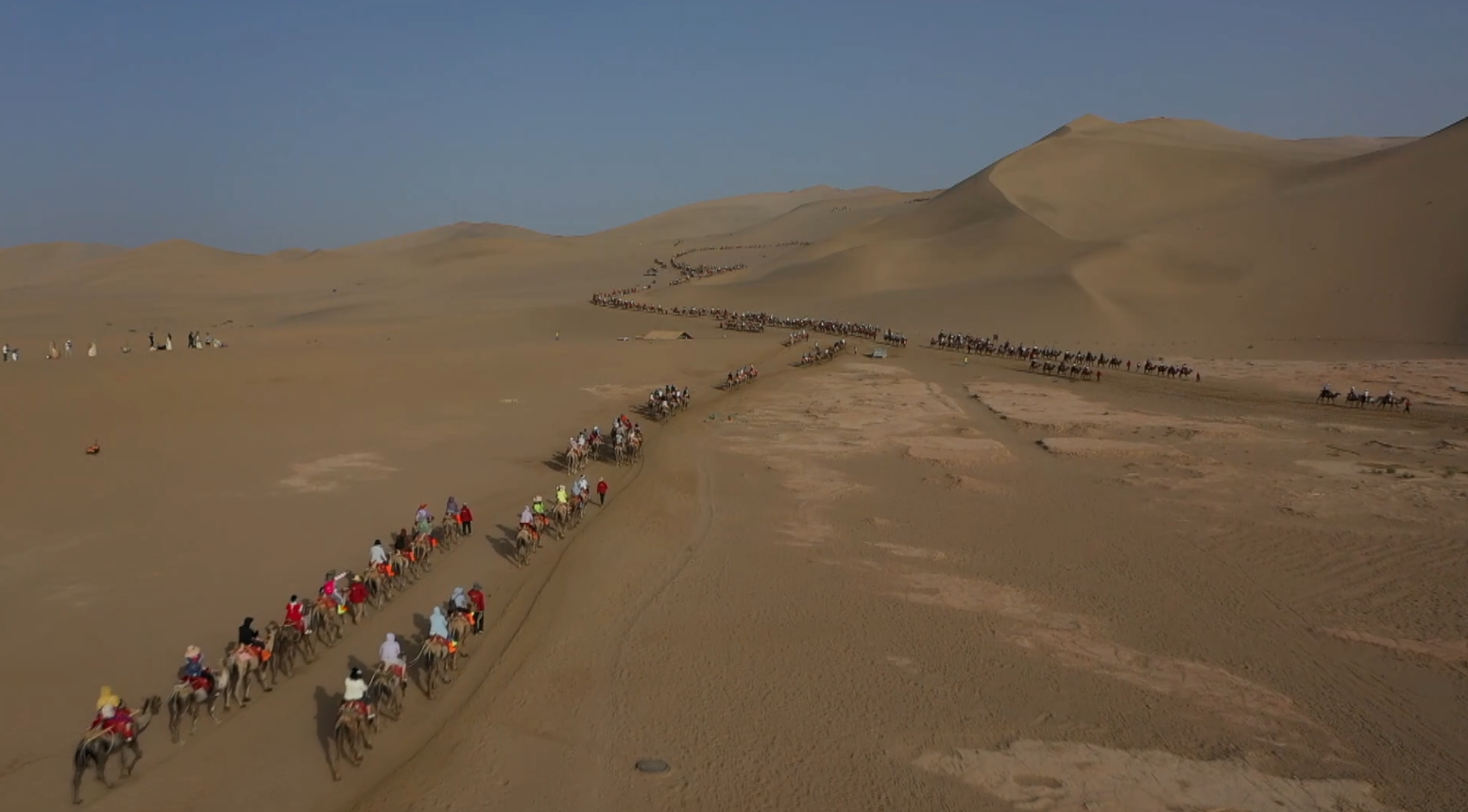 暑期骑骆驼的游客（图片来源：敦煌市融媒体中心）