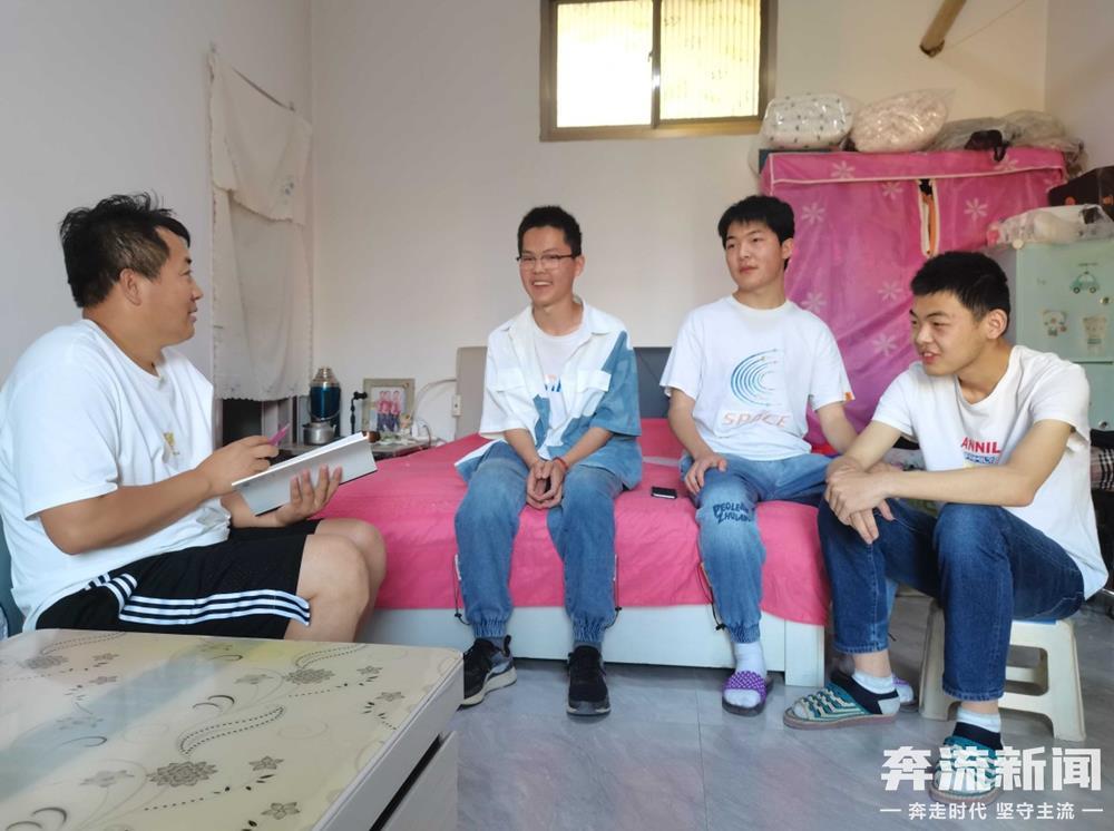 母亲含辛茹苦好人雪中送炭 三胞胎大学生故事超励志