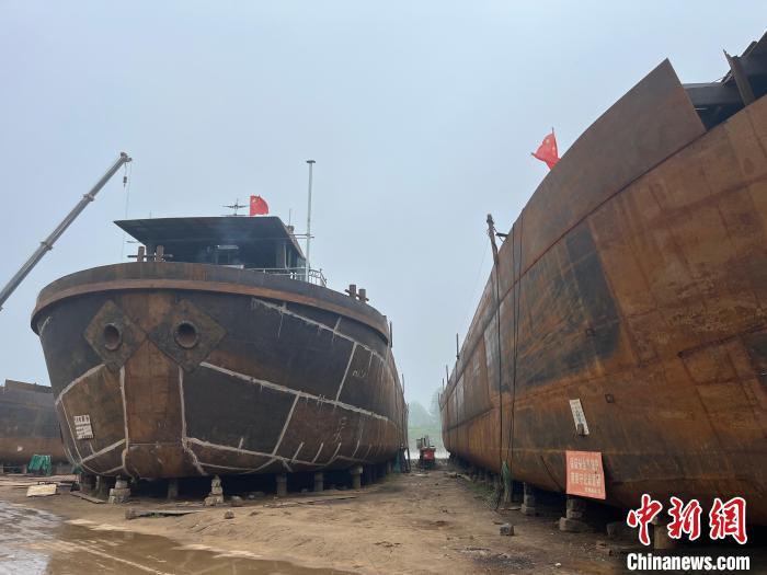 图为停放的半成品船只。　　武海淑 摄