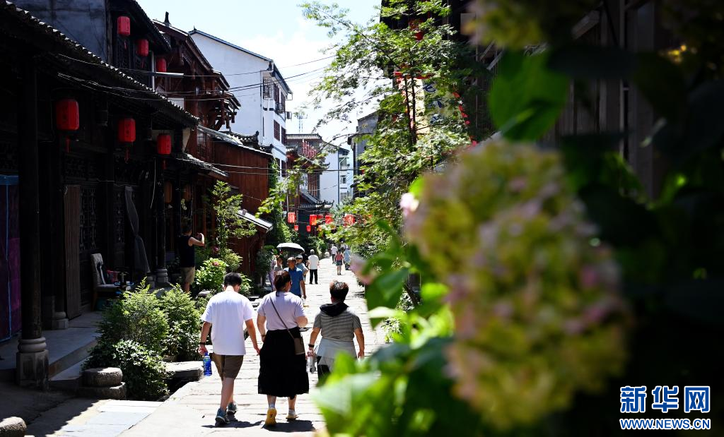 游客在陕西省汉中市留坝县老街上游玩（7月25日摄）。