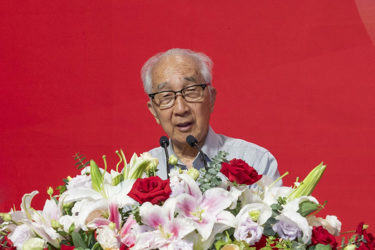 第十二届全国政协常委、中国美术家协会名誉主席靳尚谊宣布画展开幕