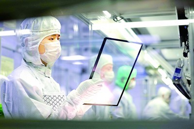 工人在合肥高新技术开发区的睿合科技有限公司内生产全贴合液晶显示屏。解琛摄/光明图片