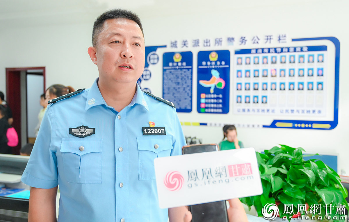 李国豪说,为百姓做好服务,破大案、抓罪犯是他当警察最大的梦想。李德宇 摄