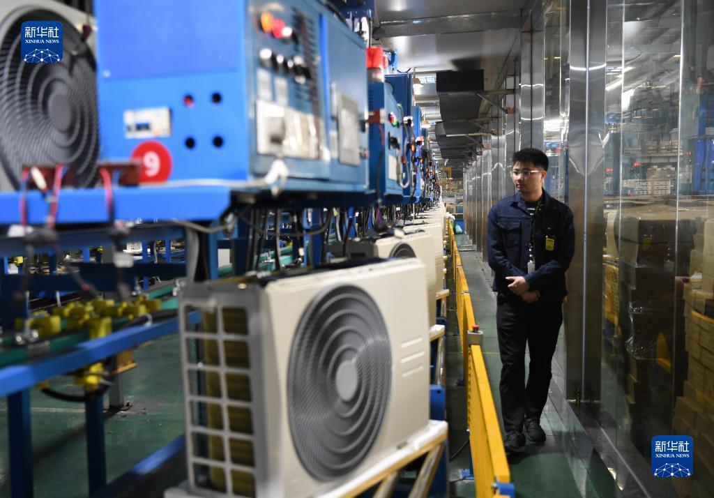 工人在美的家用空调广州工厂的生产车间巡视（3月3日摄）。新华社记者 邓华 摄