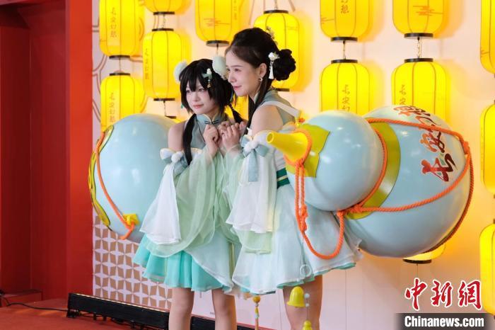 ChinaJoy现场，随处可见装扮精致的Coser。　　王笈 摄