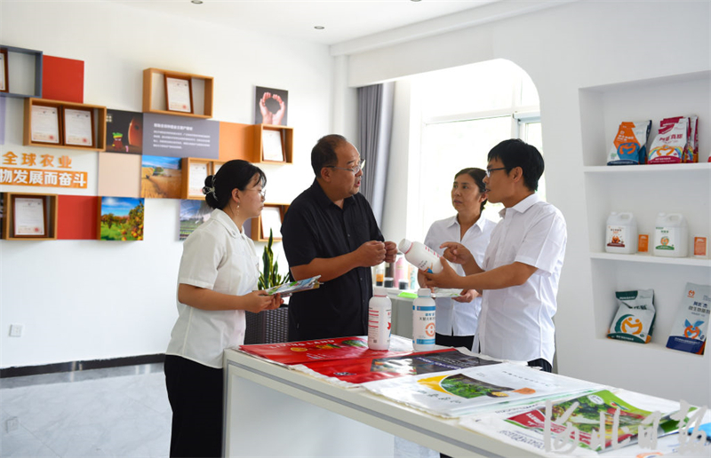 7月27日，临城县行政审批局工作人员，在该县首批纳入承诺制管理的企业河北萌帮生物科技有限公司走访。