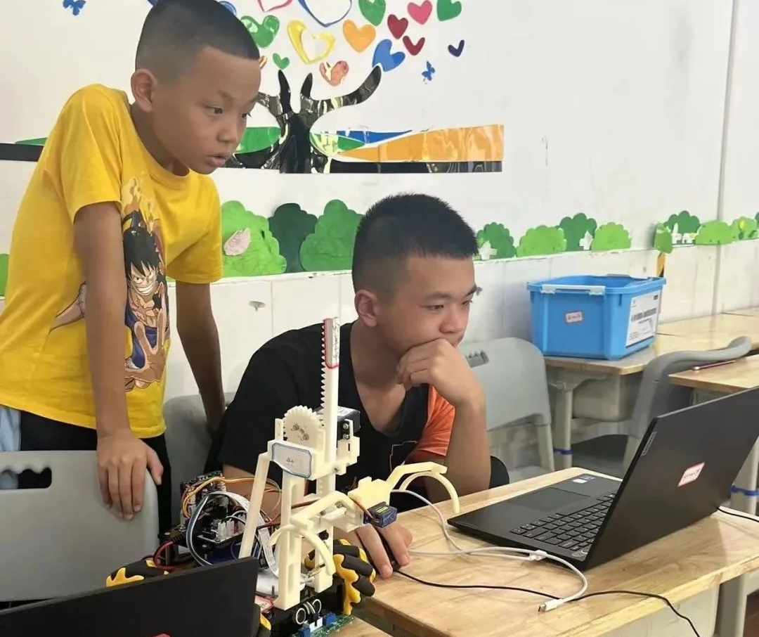 省科技劳动教育实践活动举行 珠海金洲小学机器人社团获一等奖