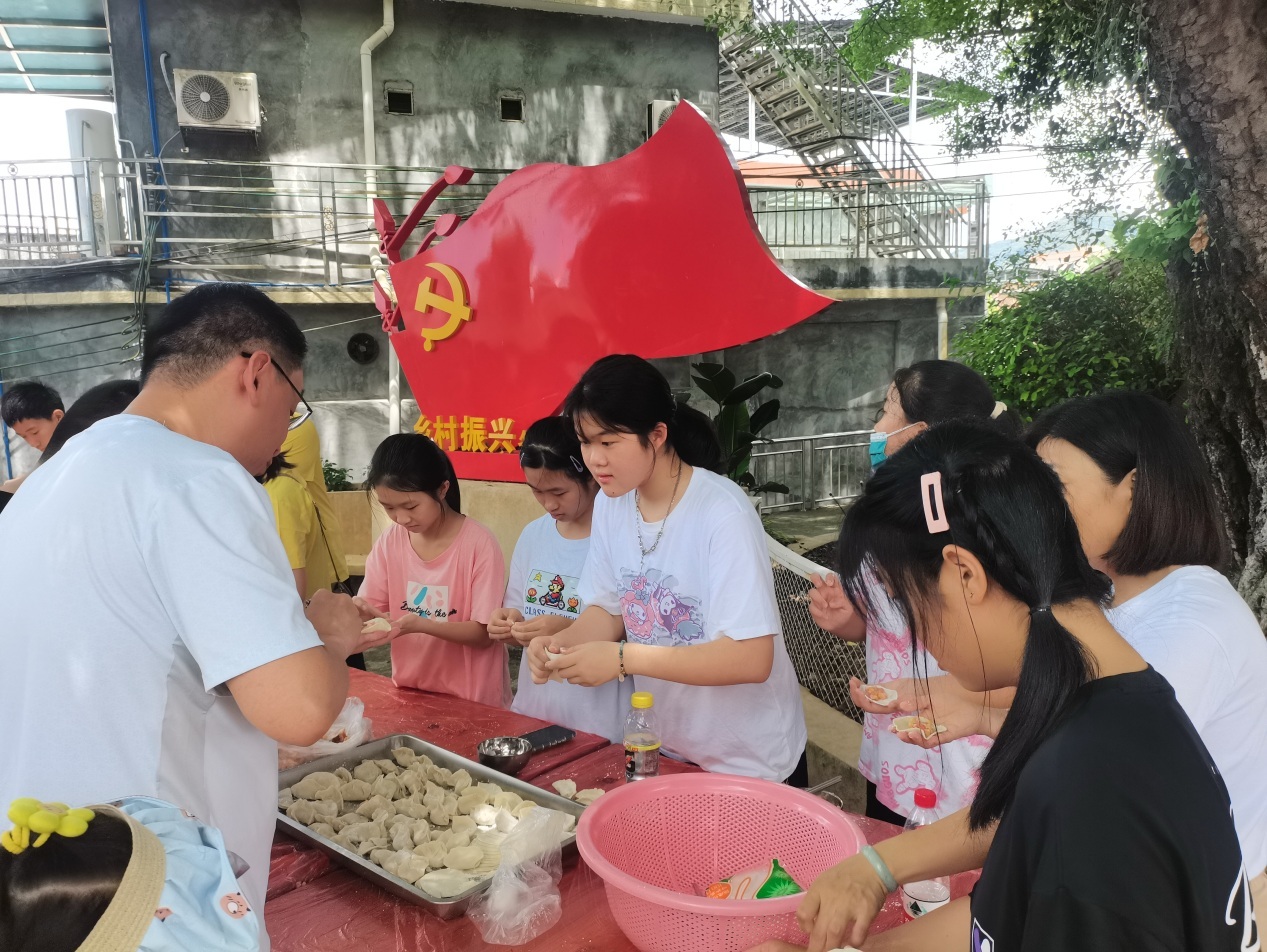 广州烟草冬日暖阳志愿服务队亲子志愿队员包饺子，为长者准备暖心餐