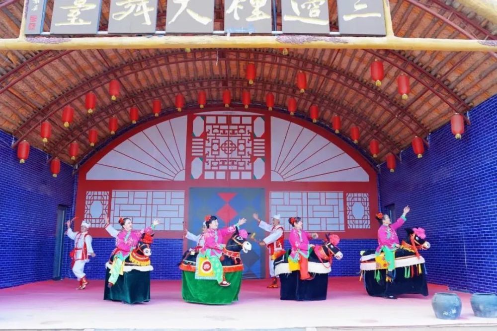 靖边民俗"社伙"中的一种歌舞形式,民间俗称不一,如"骑毛驴","耍驴儿"