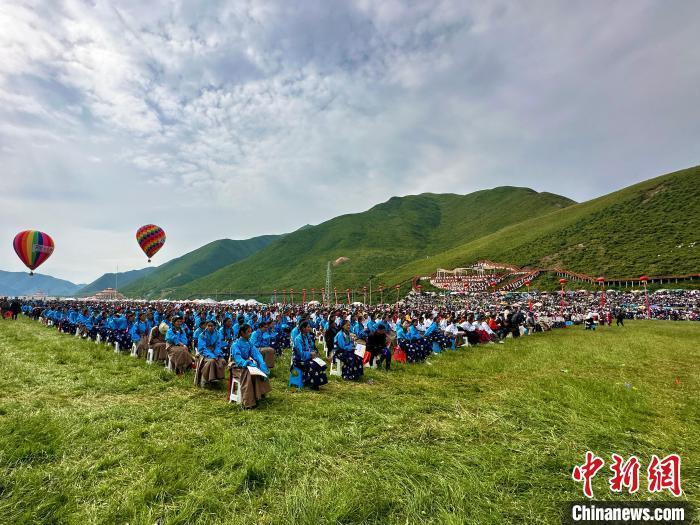 7月26日，第九届中国&middot;碌曲锅庄舞展演暨碌曲县庆祝甘南州成立70周年锅庄文化节在甘肃省甘南藏族自治州碌曲县开幕。图为活动现场。中新社记者 李亚龙 摄