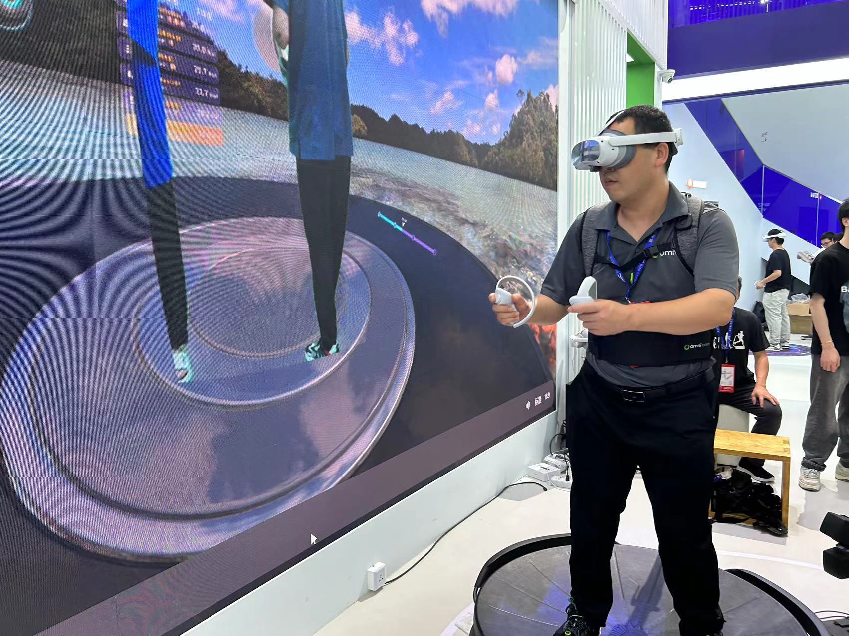 PICO实现《头号玩家》?VR头显+万向跑步机,还有三体的消息_凤凰网科技_凤凰网