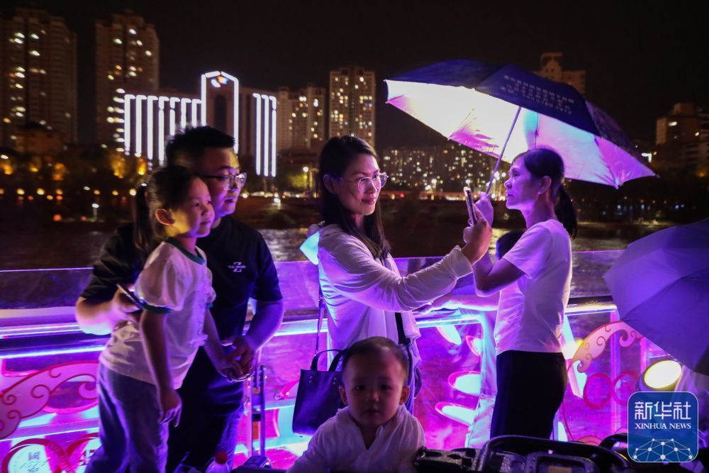 7月26日，在黄河兰州段，游客在船上拍照留念。