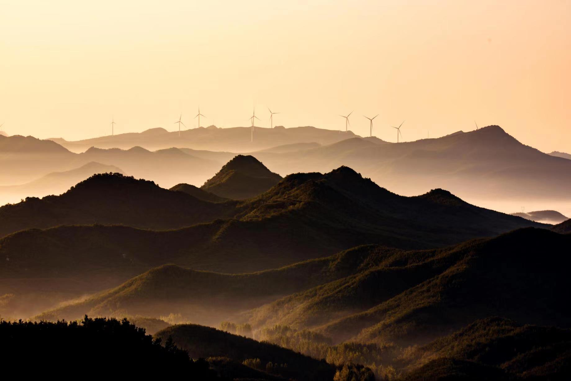 晨曦下南召县太山庙乡太子山风车群.刘晓摄