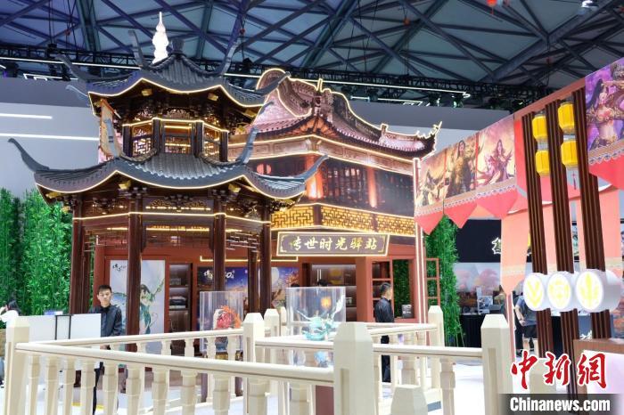 《传奇世界》创意还原了九曲桥、湖心亭等豫园的特色建筑。　　王笈 摄