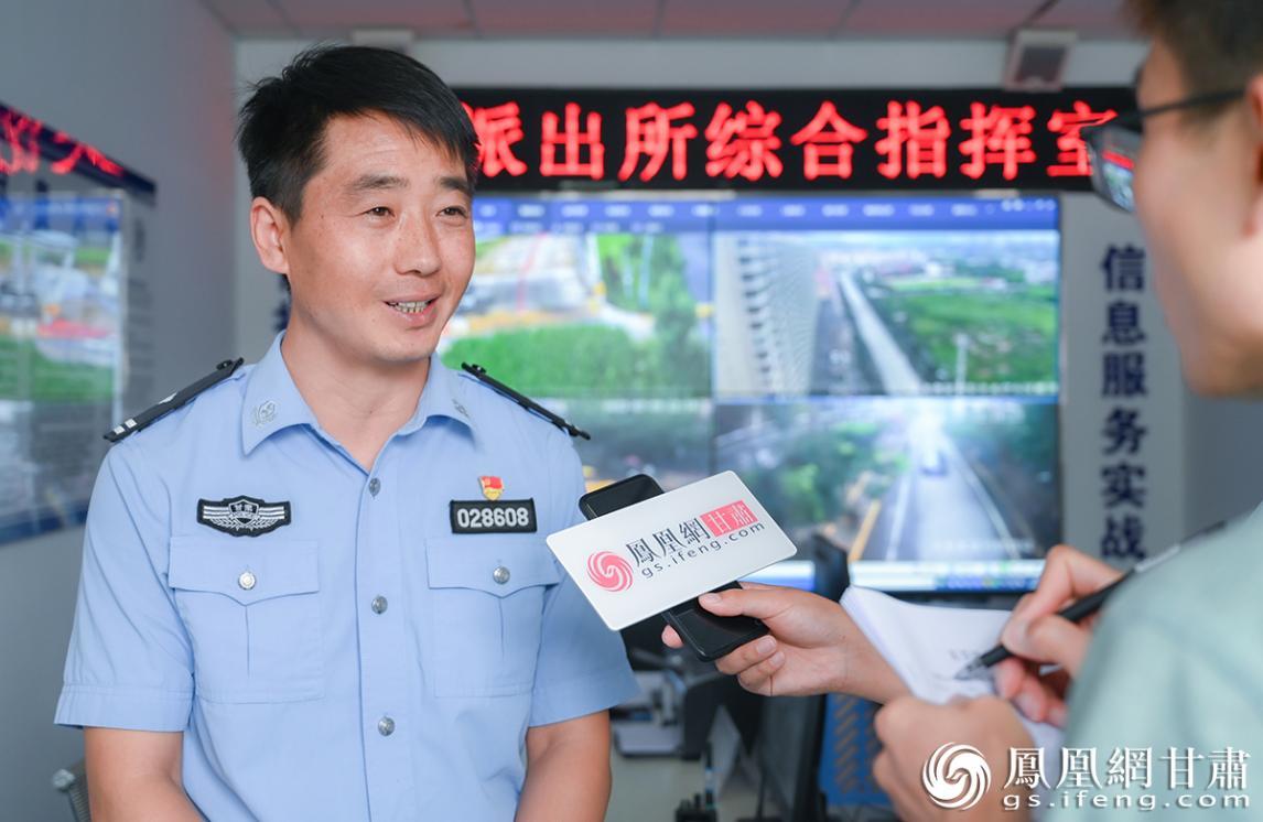 马明说，潜入山中蹲守经常会与危险相伴。李德宇 摄