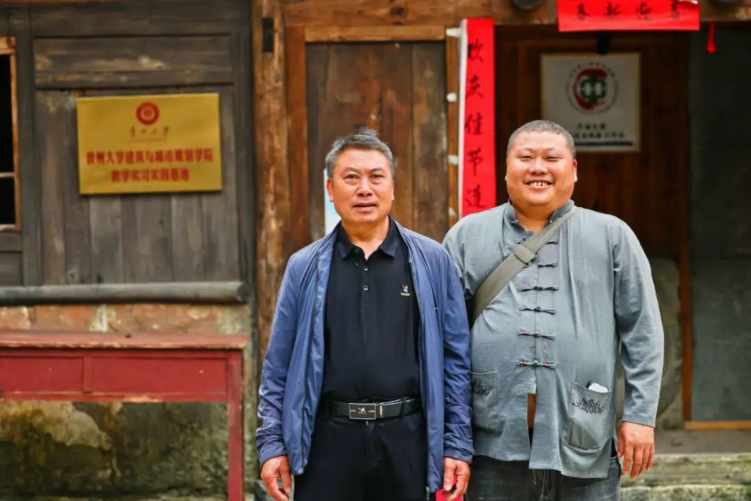 王维忠与王仕云,屯堡工作营的两位石匠站在他们修复的老屋前
