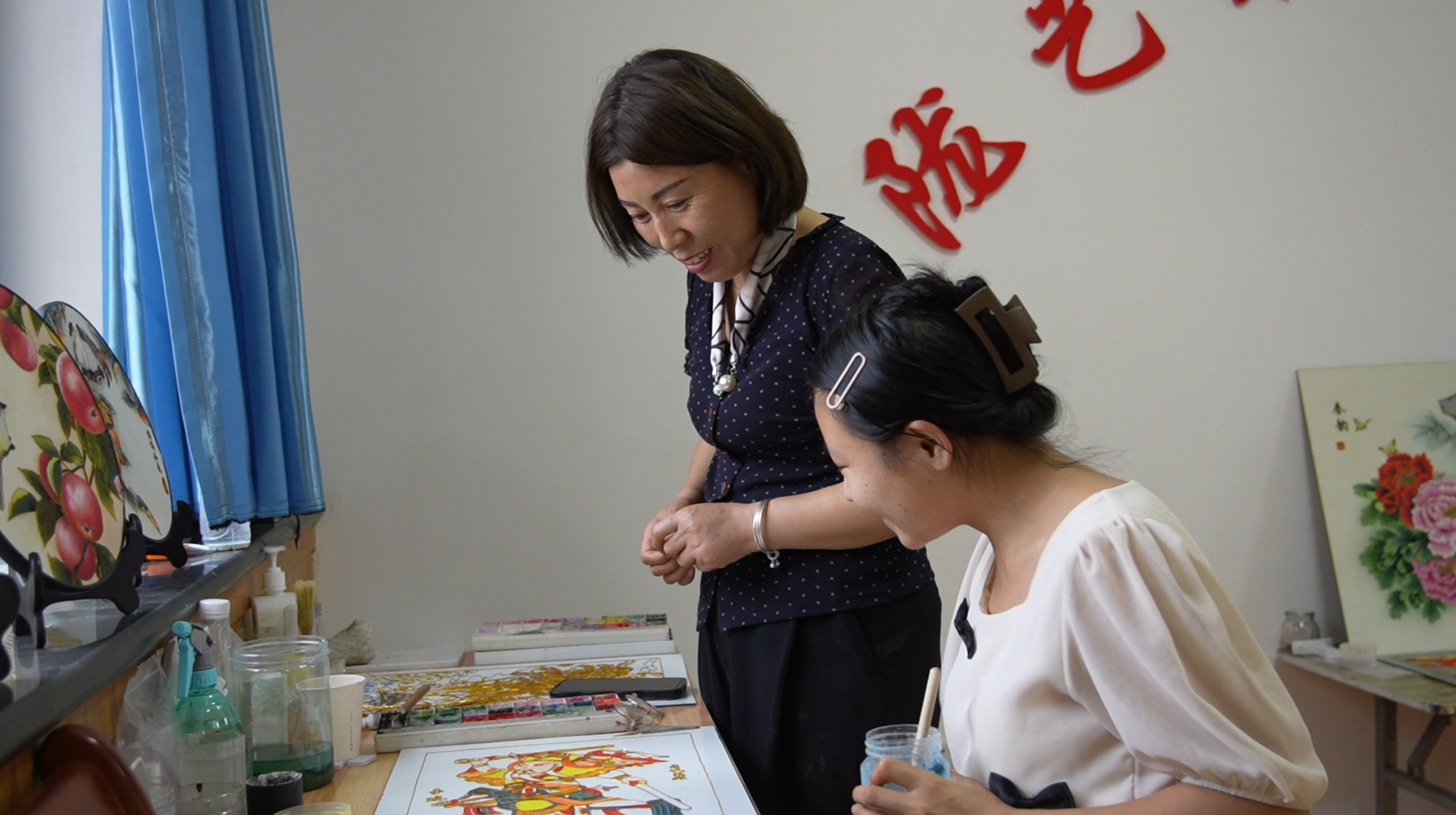 张建梅指点实习生