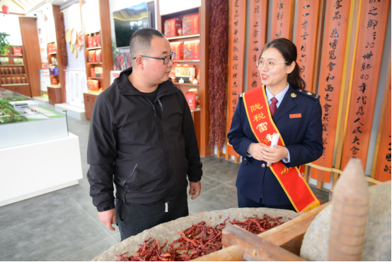 甘谷县税务干部在甘肃陇上椒农业科技有限公司宣传辅导