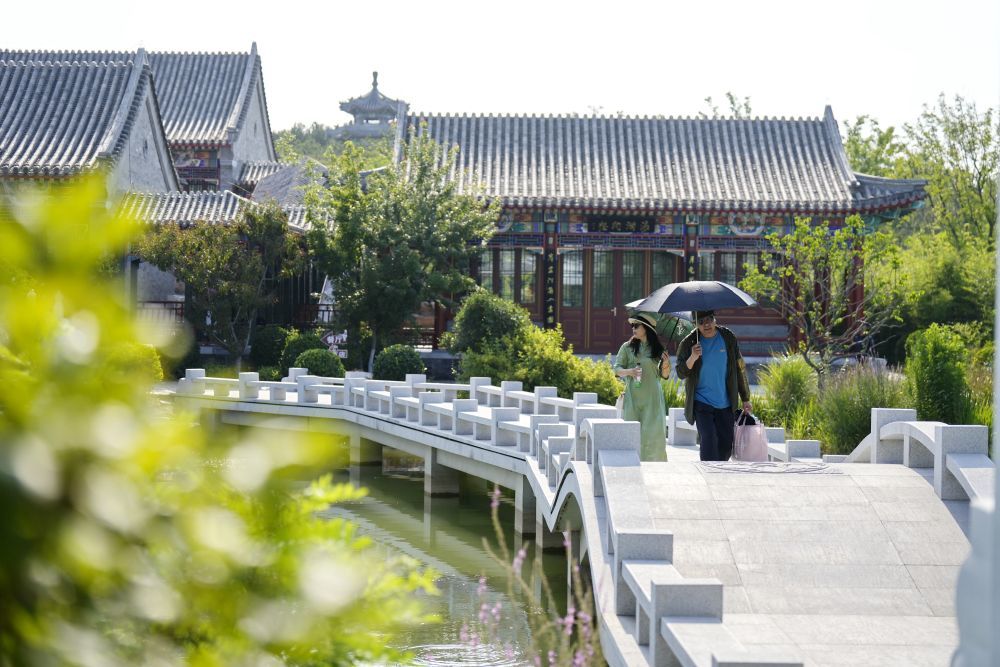 ↑7月25日，游客在唐山花海景区内游览。