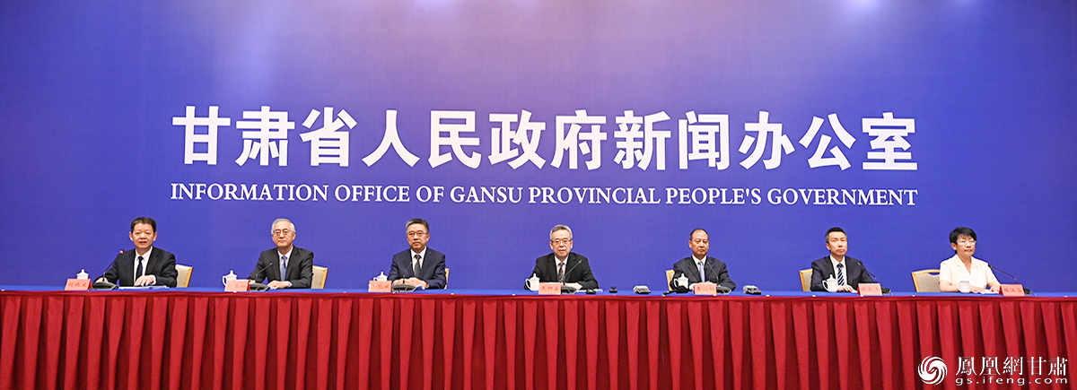 《甘肃省人民代表大会常务委员会关于优化民营企业发展环境促进民营经济发展壮大的决定》解读新闻发布会现场 仇志敏 摄