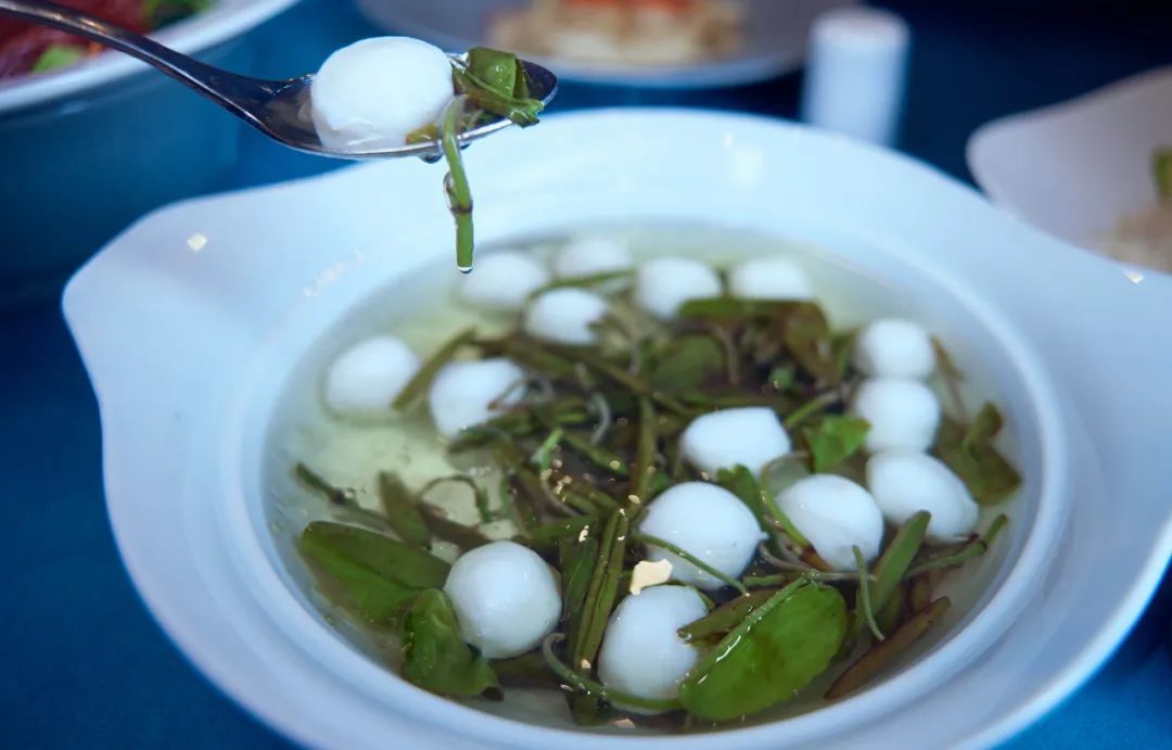 莼菜魚丸湯，非常清淡的一道菜（攝影 黃宇）