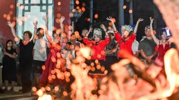重庆万州：篝火晚会点亮乡村夏夜_凤凰网
